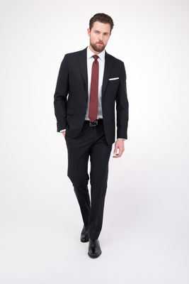 Černý vlněný oblek V přiléhavém střihu Černý vlněný oblek V přiléhavém střihu