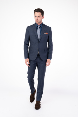 Tmavě modrý oblek z merino vlny V přiléhavém střihu Tmavě modrý oblek z merino vlny V přiléhavém střihu