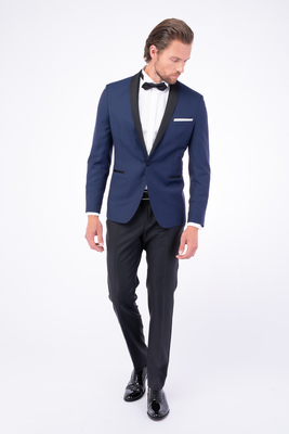 Modrý společenský smoking V pohodlném střihu Modrý společenský smoking V pohodlném střihu