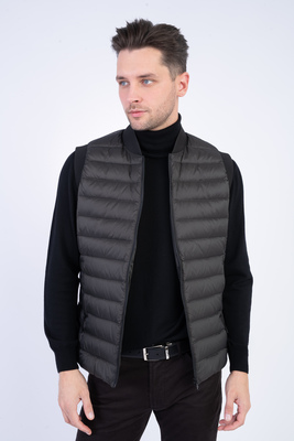 Péřová prošívaná vesta V pohodlném střihu Péřová prošívaná vesta V pohodlném střihu