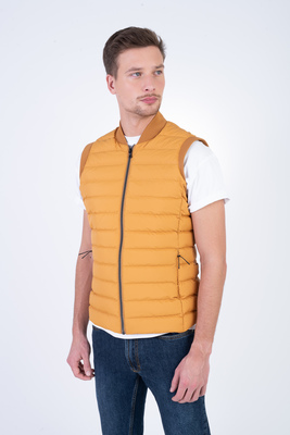 Péřová prošívaná vesta V pohodlném střihu Péřová prošívaná vesta V pohodlném střihu