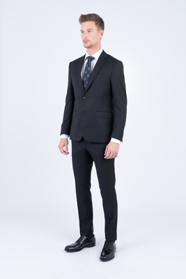 Černý vlněný oblek V přiléhavém střihu Černý vlněný oblek V přiléhavém střihu