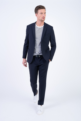 Tmavě modrý strečový oblek V pohodlném střihu Tmavě modrý strečový oblek V pohodlném střihu