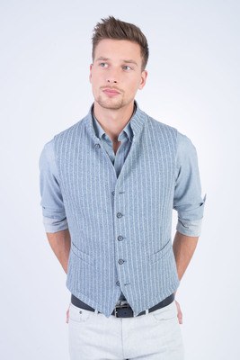 Jersey vesta s lineárním vzorem V pohodlném střihu