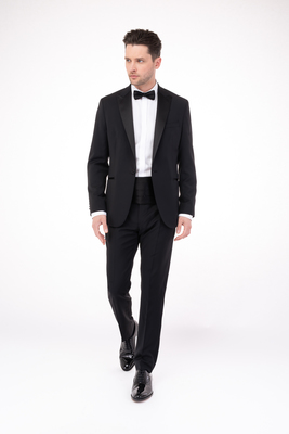 Černý společenský smoking V přiléhavém střihu Černý společenský smoking V přiléhavém střihu