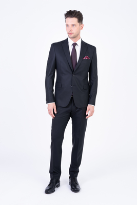 Černý strečový oblek V přiléhavém střihu Černý strečový oblek V přiléhavém střihu