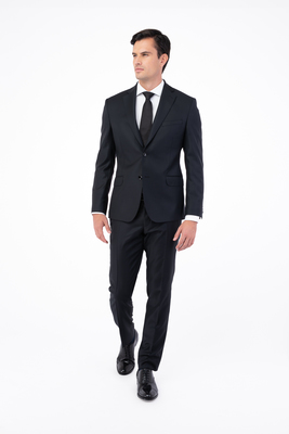 Černý strečový oblek V pohodlném střihu Černý strečový oblek V pohodlném střihu