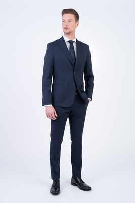 Tmavě modrý letní oblek V přiléhavém střihu Tmavě modrý letní oblek V přiléhavém střihu