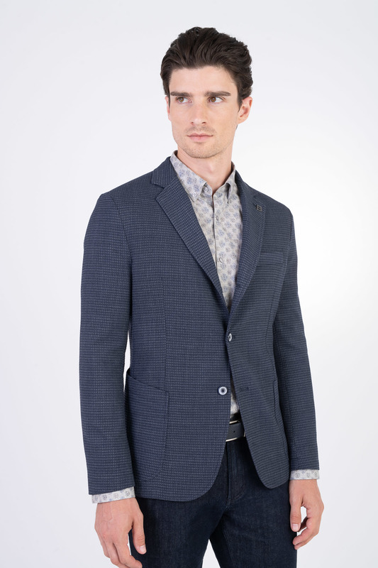 Strečové sako se strukturou V přiléhavém střihu