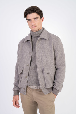 Zimní vlněný bomber V pohodlném střihu Zimní vlněný bomber V pohodlném střihu