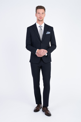 Tmavě modrý strečový oblek V přiléhavém střihu