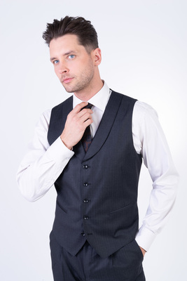 Vesta s lineárním vzorem V přiléhavém střihu