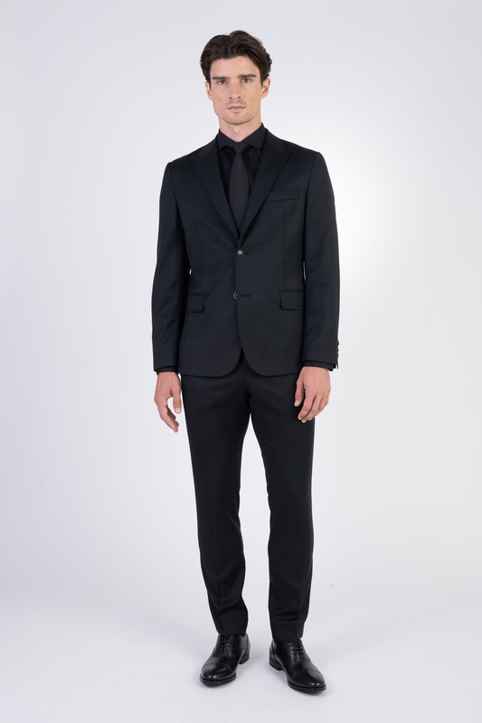Černý strečový oblek V pohodlném střihu