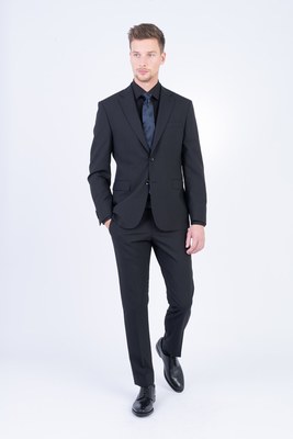 Černý strečový oblek V pohodlném střihu Černý strečový oblek V pohodlném střihu