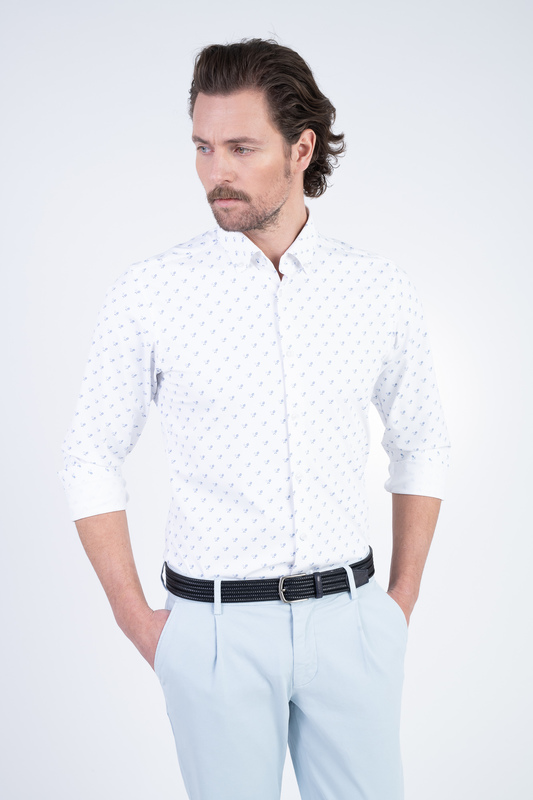 Strečová košile se vzorem V přiléhavém střihu